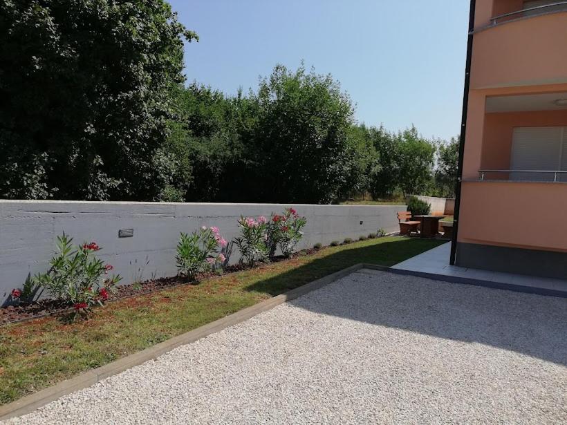 Apartments Oleander Lovrecica-Residence With Pool Eksteriør billede